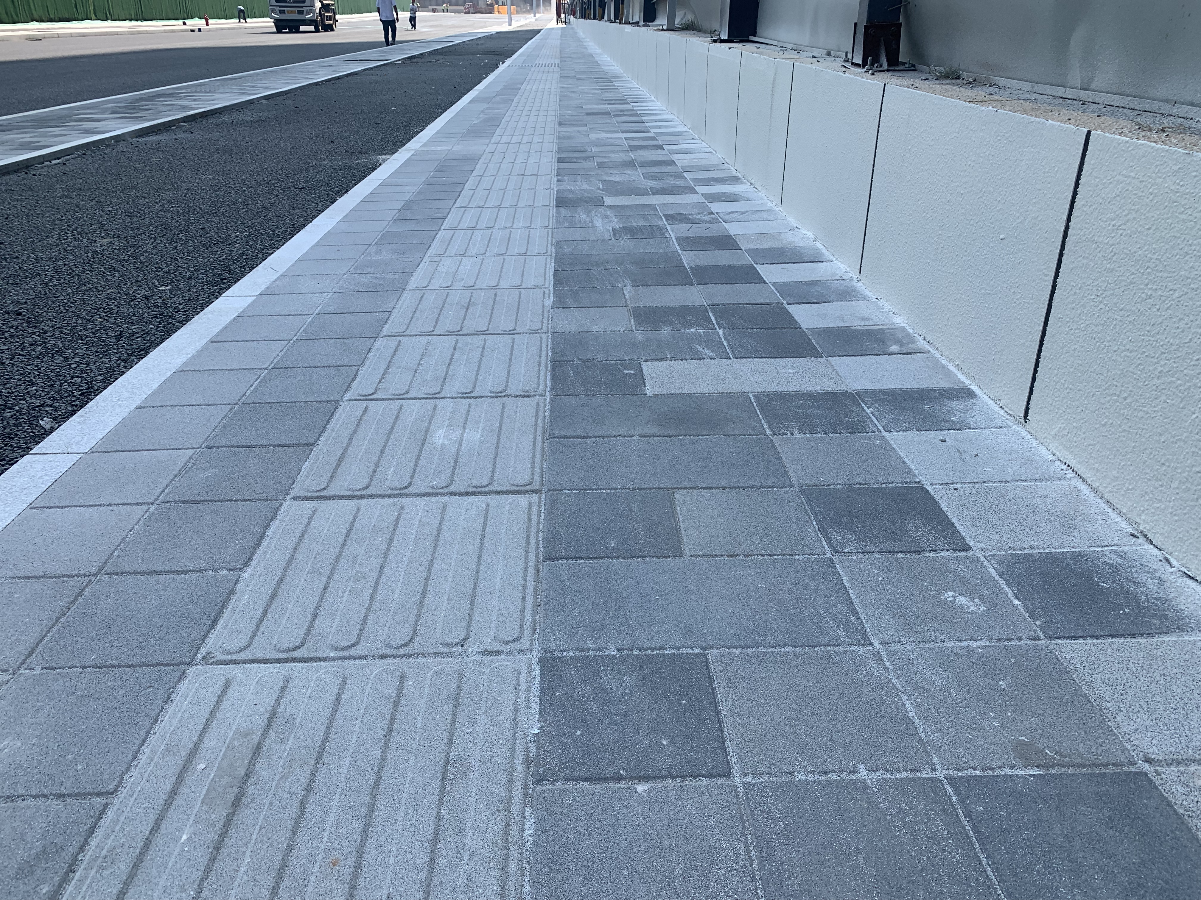 擋墻真石漆近步磚淺灰色噴涂.jpg 圖片